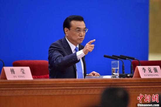 3月15日上午,国务院总理李克强在人民大会堂三楼金色大厅会见采访十二届全国人大三次会议的中外记者,并回答记者提出的问题。中新社记者 金硕 摄