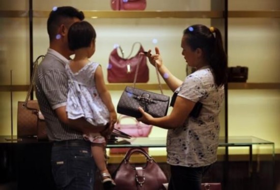 消费者在上海国际金融商场的古琦豪华精品店挑选产品