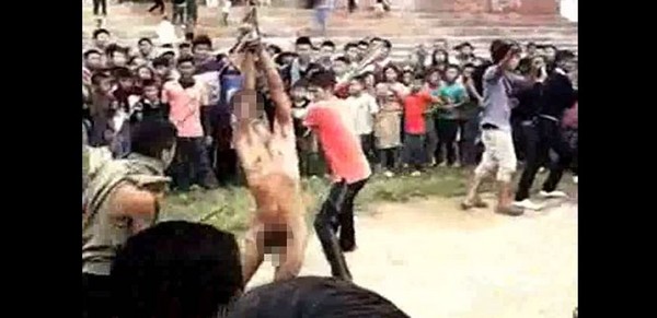 印度又流出私刑殴死强奸疑犯的影片，片中一名18岁男子被村民认为是奸杀11岁女童的强奸犯，轮流用球棒暴打男子致死。