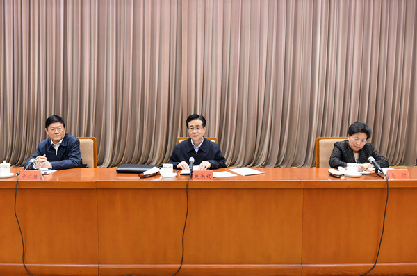 3月16日，中央纪委监察部召开会议传达十二届全国人大三次会议和全国政协十二届三次会议精神。