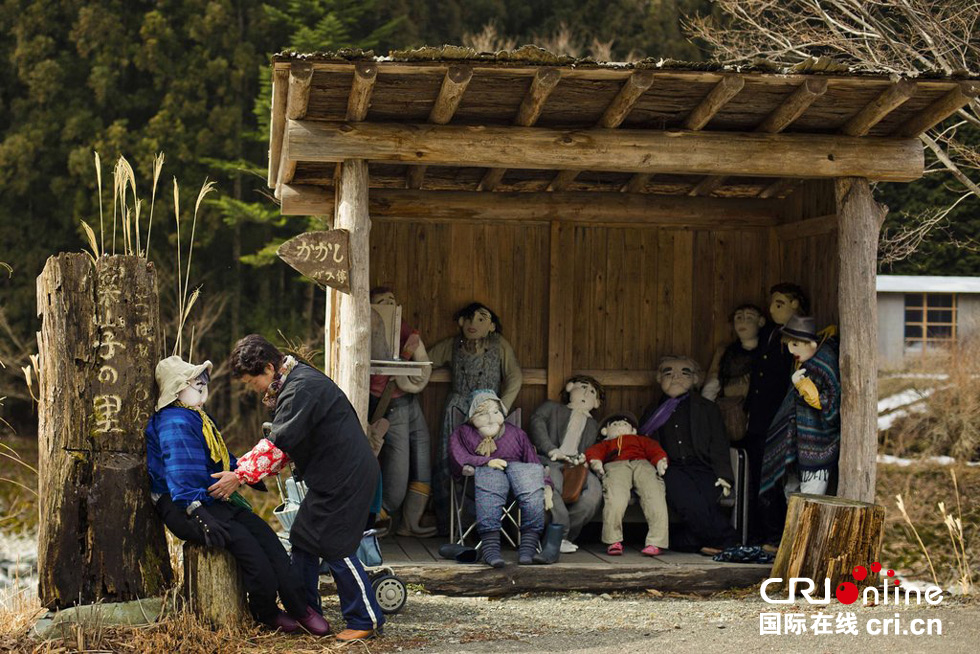 图片故事:日本无人村变诡异娃娃谷