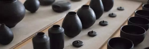 艺术气质的方式 归国之后 安齐贤太成为了著名陶艺家黑田泰藏的助手"
