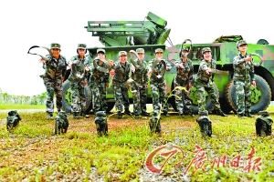 (下图)训练之余,女兵们有自己的休闲娱乐方式。