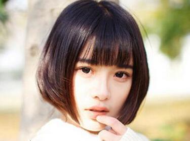 鹅蛋脸的女生都非常的柔美大方,你只需要找到一款适合自己的发型让你