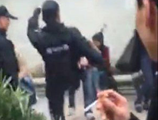 据新京报新媒体报道,近日,一段"杭州特警街头打人"视频和相关网帖在