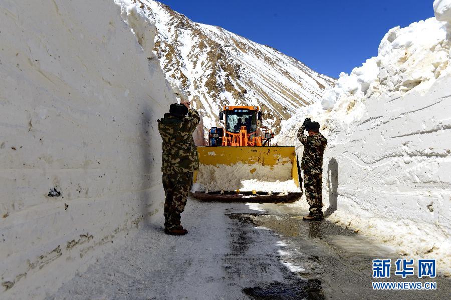 武警官兵抢通西藏普兰县雪封路段 积雪3米厚(组图)