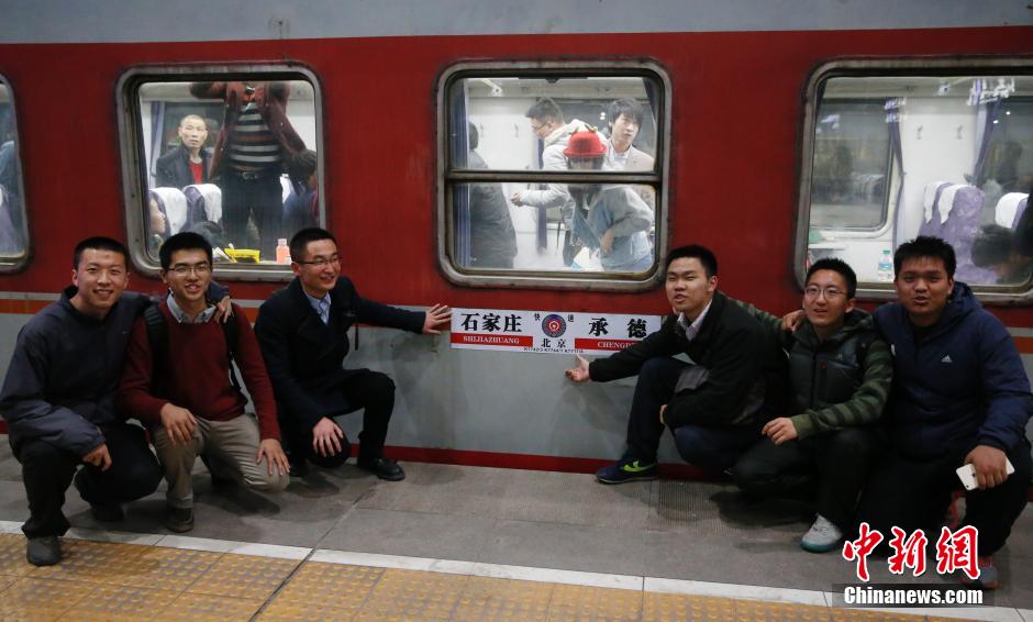 中国内地首条市区地下铁路开通(组图)