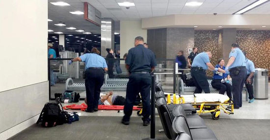 周五晚，在新奥尔良阿姆斯特朗国际机场，一名男子手持大砍刀和杀虫喷雾剂袭击了两名联邦官员。之后，该男子被警方用枪击中。