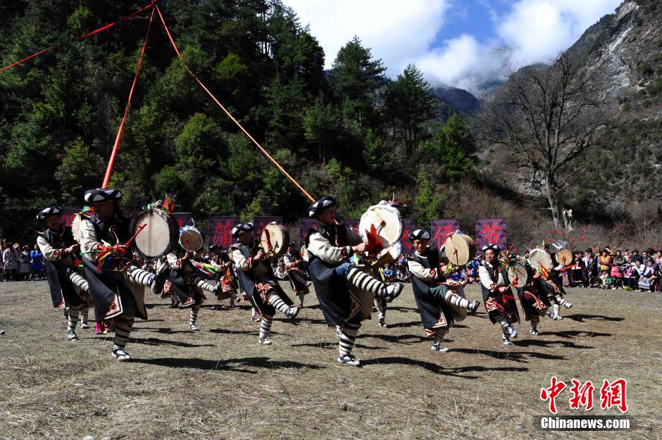 四川理县羌族民众欢度古羌传统"夬儒"节(组图)
