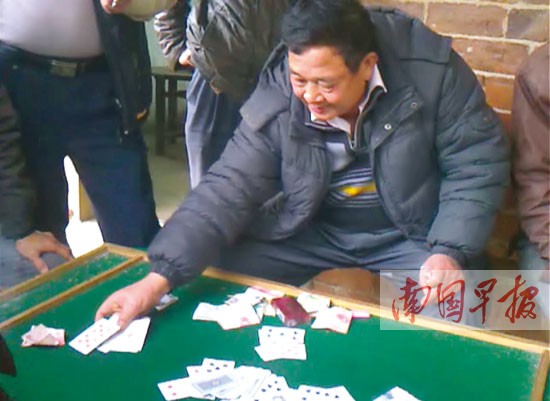 南宁良庆区那平村村民拍视频 举报村支书坐庄设赌