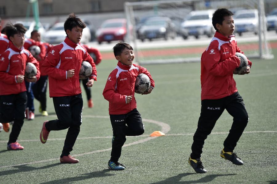 校园足球伴随孩子快乐成长(组图)-中国学网-中