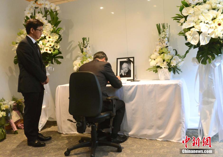 梁振英到新加坡驻香港总领事馆签吊唁册 悼念