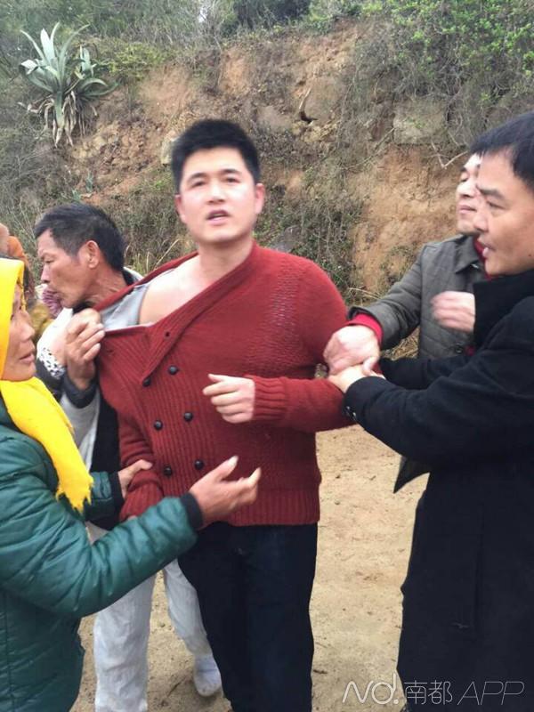 事发后,一位打人者(中心红衣者)被乡民围住。 死者家眷供图