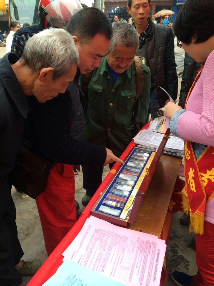 尽量帮助他们解决生活上的困难,以实际行动传递雷锋精神