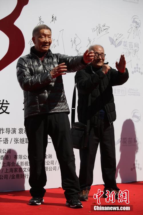叶问的两位儿子叶正,叶准亮相电影《叶问3》开机仪式红毯.张亨伟 摄图片