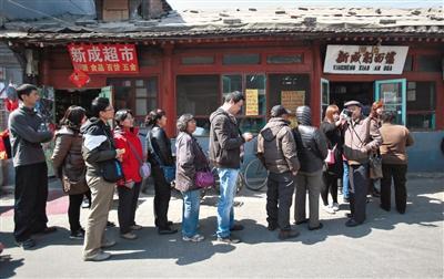 24日，新老顾客得知新成削面馆即将关门，排队体验“老北京味道”。实习生 彭子洋 摄