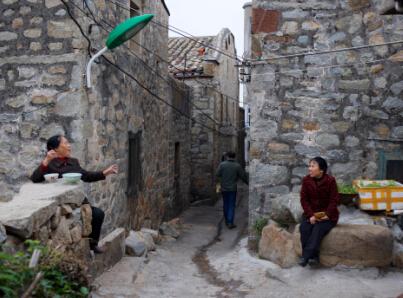 福建平潭白青乡,乡民在午饭时谈天 姜克红摄