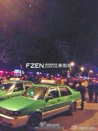事发觉场停了很多租借车堵路。网友供图