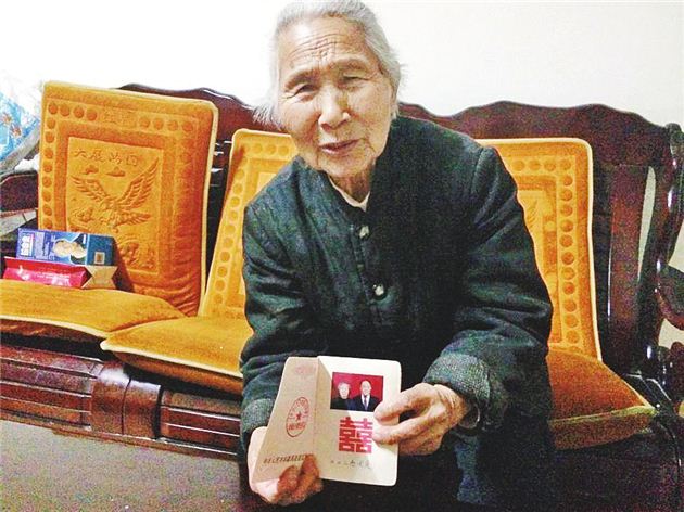 图为邢玉莲白叟拿出成婚证给记者看。