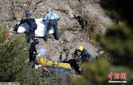 当地时间3月26日，德国之翼航空公司失事客机救援现场发现遇难者遗体。据了解2015年3月24日，德国之翼航空公司一架由西班牙巴塞罗那飞往德国西部城市杜塞尔多夫的空客A320客机在法国南部坠毁，现场无人生还迹象。 视频：德国之翼航班坠毁:德国警方将一不明身份人员带走来源:央视新闻