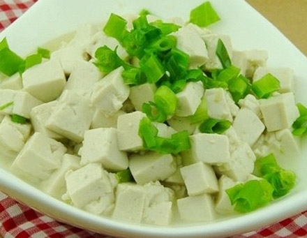 (2)小葱拌豆腐: 豆腐中的钙与葱中的