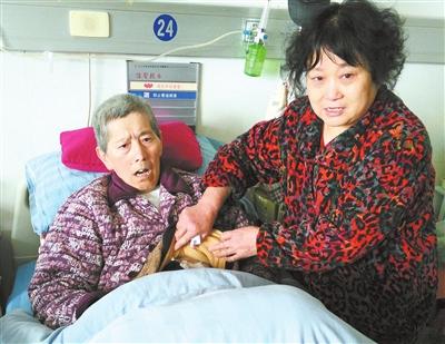 杨密斯在病院关照丈夫。