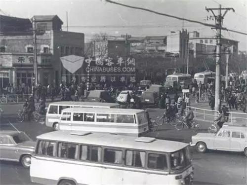 (图34)70年代北京街头交通秩序混乱