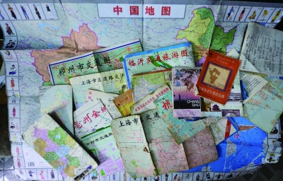 郭刚堂走遍了数十个省份,这只是他用过的部分地图 摄/法制晚报记者 郭谦