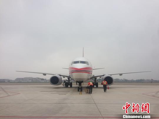 当天早上10时18分,首个航班搭乘78名乘客从南苑机场飞抵惠州机场.