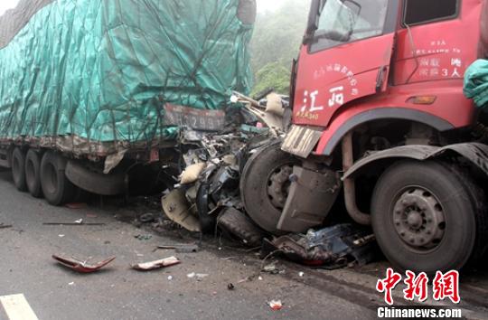 事故现场很受伤的小轿车. 钟欣 摄