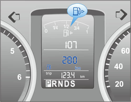 砖叔:你可以留意一下仪表盘上有个油箱标志(如图所示),在油箱标志
