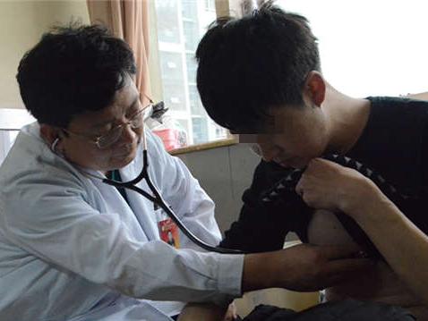 铜仁江口一青年酷似"蜘蛛人"