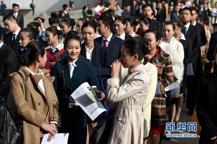 东方航空公司招聘_高清：实拍东航空姐招聘美女云集颜值大比拼(3)