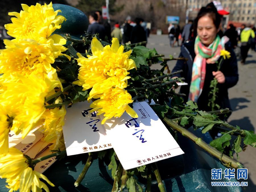 一些市民在昆明市金宝山公墓用鲜花和绢花祭奠亲人(3月29日摄).