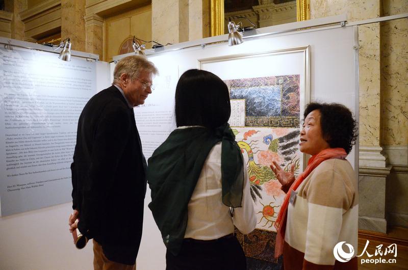 参展画家与柏林竹苑协会合影