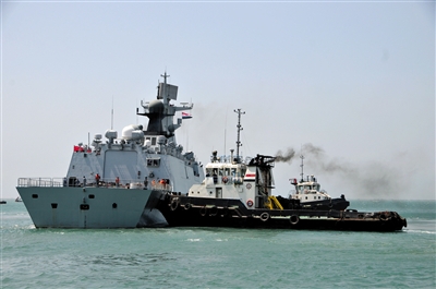 塬文配图：29日中午，中国海军第十九批护航编队临沂舰抵达也门亚丁港，准备撤离的中国同胞安全有序登舰。
