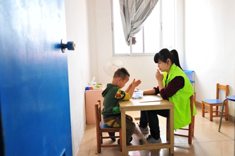 广州志愿者举行关爱自闭症儿童公益活动