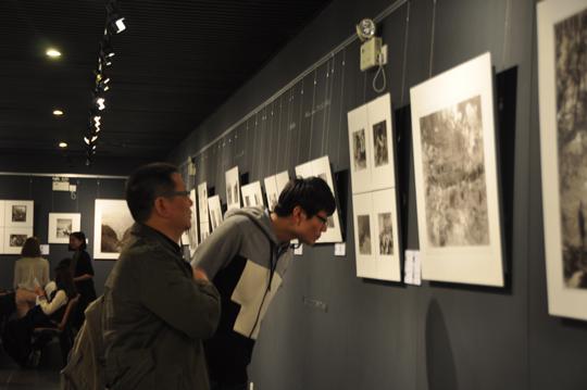人民网北京3月31日电（熊旭 实习生房泽红俊）白求恩大夫做手术的那张经典照片曾经在中国家喻户晓，但很少有人能清楚地说出它的作者。在昨天举行的“《再见，延安！》英国学者林迈可亲历的中国抗战（1937-1945）晋察冀军民抗战纪实摄影展学术研讨会”上，世人终于了解了这位来自西方的学者。