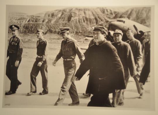 人民网北京3月31日电（熊旭 实习生房泽红俊）白求恩大夫做手术的那张经典照片曾经在中国家喻户晓，但很少有人能清楚地说出它的作者。在昨天举行的“《再见，延安！》英国学者林迈可亲历的中国抗战（1937-1945）晋察冀军民抗战纪实摄影展学术研讨会”上，世人终于了解了这位来自西方的学者。