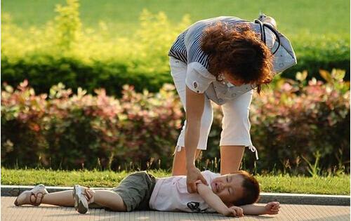 小孩跌倒怎么办?各国妈妈应对大不同