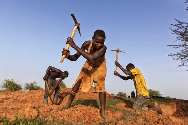 非洲采金童工的生活