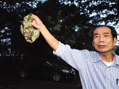 2013年4月23日,广州,区伯在流花湖内的高档酒楼摸查公车私用情况。图/CFP