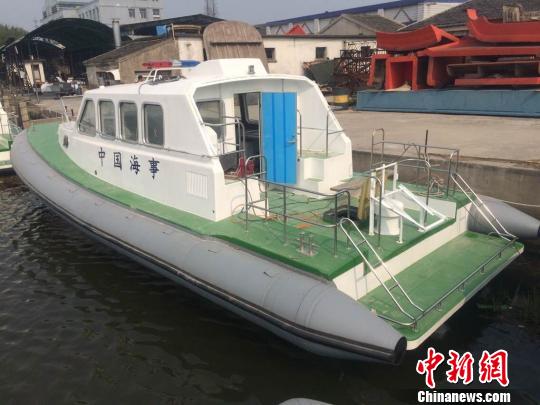 “海巡08212”艇被誉为“海上不倒翁”,该艇为玻璃钢质高速艇,长12.35米,续航力300海里,设计航速不低于36节,为普通救助船的2倍。 刘坤伟 摄