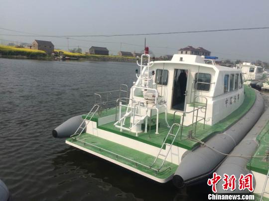 “海巡08212”艇被誉为“海上不倒翁”,该艇为玻璃钢质高速艇,长12.35米,续航力300海里,设计航速不低于36节,为普通救助船的2倍。 刘坤伟 摄