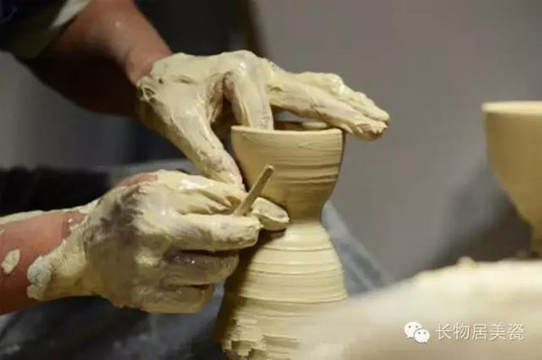 在景德镇拍摄到的制作青花瓷的画面,这里还一直保留传统的制作工艺
