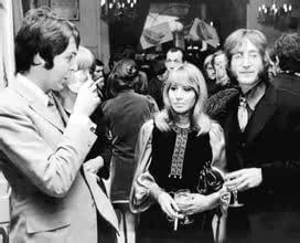左起:保罗·麦卡特尼 辛西娅·列侬 约翰·列侬