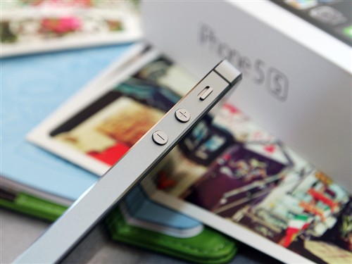 它搭载了最新的iOS