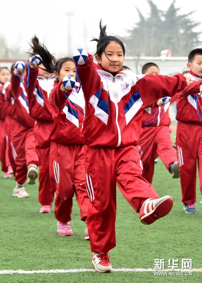 小学的小学生们在课间操时间练习起由该校教师编排的蹴鞠操来锻炼身体