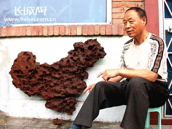 退休老人家中收藏奇石版中国地图曾有人出价800万