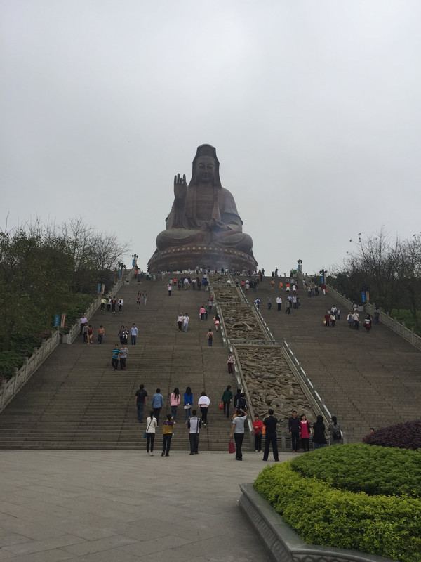 眼前的风景格外漂亮,空气清新 /> /> 眼前的观音菩萨像好高大,显得